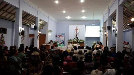 LURAH DESA HADIRI PERAYAAN MALAM NATAL DI GEREJA PIRING